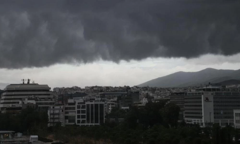 Ραγδαία επιδείνωση παρουσιάζει ο καιρός: Ισχυρή καταιγίδα στην Αττική